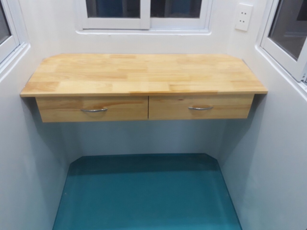 Bàn làm việc gỗ tự nhiên, ốp nội thất đúc liền sàn