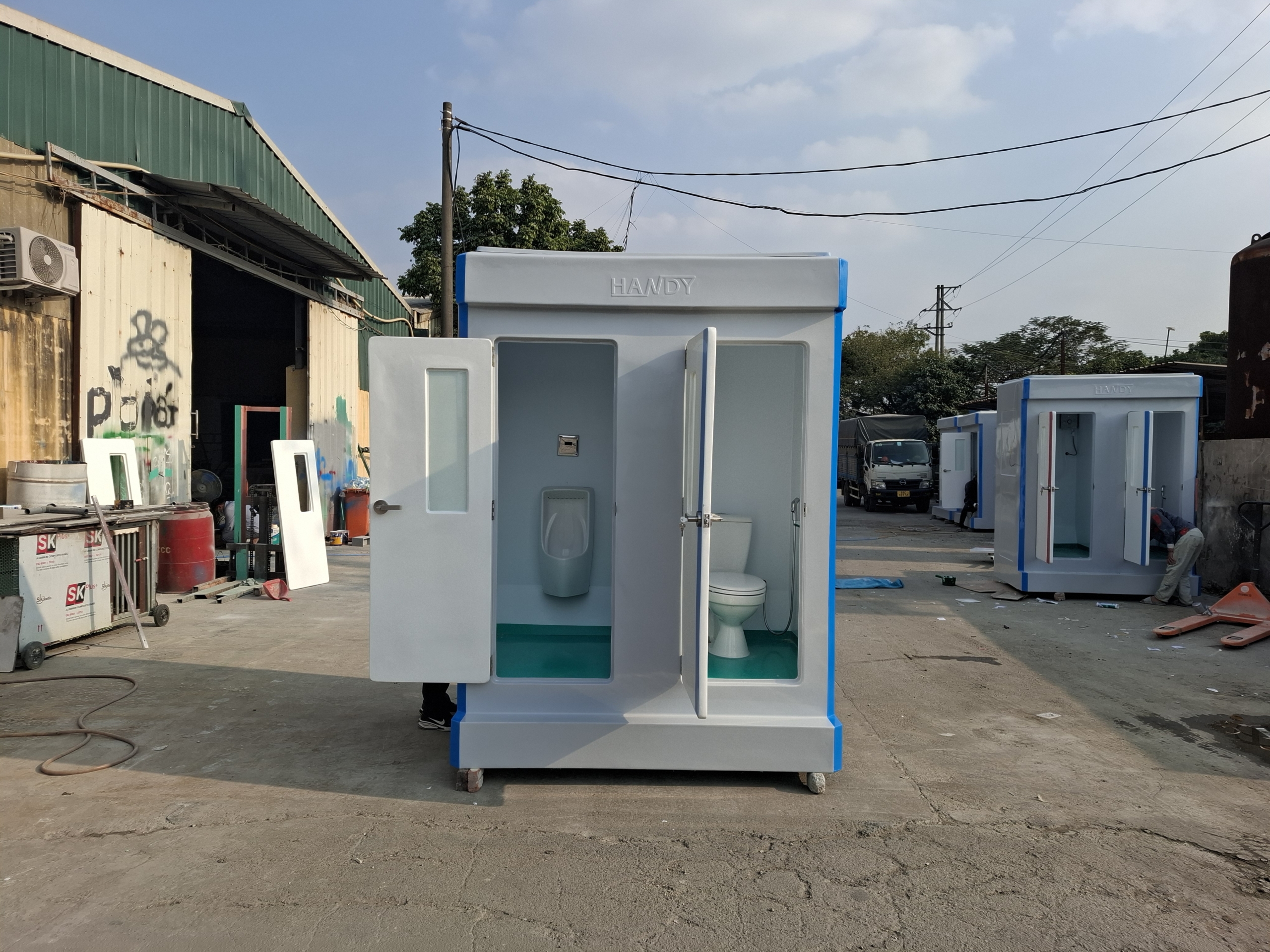 Nhà vệ sinh công cộng cao cấp gắn chậu tiểu Inax